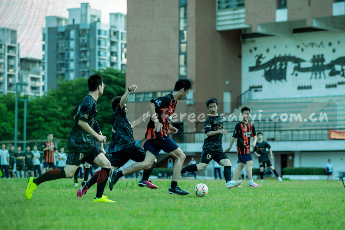 青训梯队分组训练场景，冷调画面中队列与训练标志锥构成秩序感