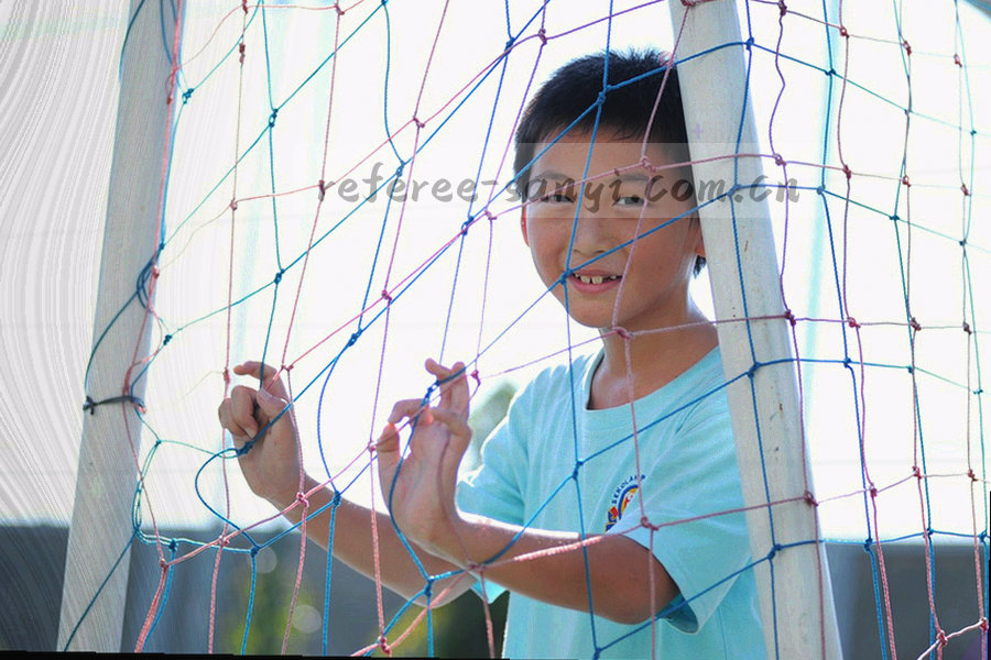 青少年球员训练结束后离场的背影，冷调低饱和的纪实感画面